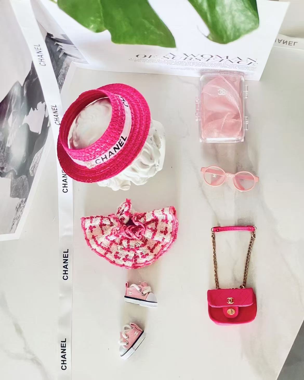 Conjunto Chanel rosa con maleta